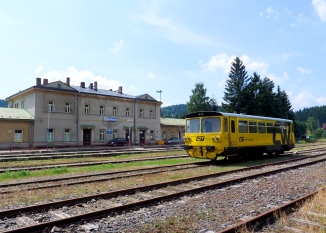 Wagon motorowy 810 "Jarek" na stacji w Kořenovie