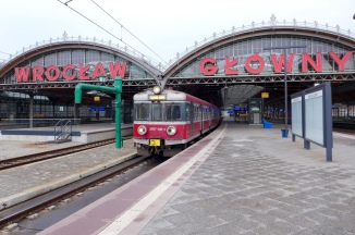 EN57-628 jako poc. "Rudawy" z Katowic do Jeleniej Góry odjeżdża jako poc. R ze stacji Wrocław Główny.