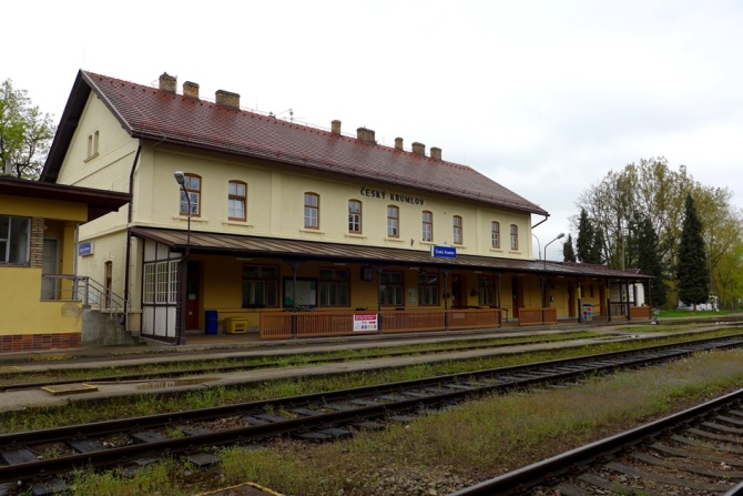 Zabytkowy budynek dworca kolejowego w Czeskim Krumlowie od strony peronów.