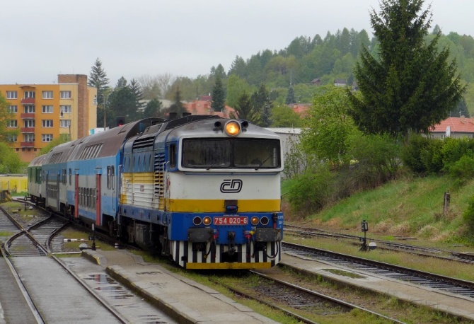 Lokomotywa serii 754 020-6 na czele poc. os.8114/5 Nové Údolí - České Budějovice wjeżdża na stację w Czeskim Krumlowie.