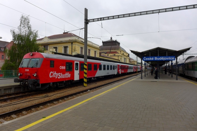 Wagon sterowniczy serii 80-73  na czele składu pociągu os. 3885 "Vltava Dunaj" Austriackich Kolei Federalnych do Linzu.