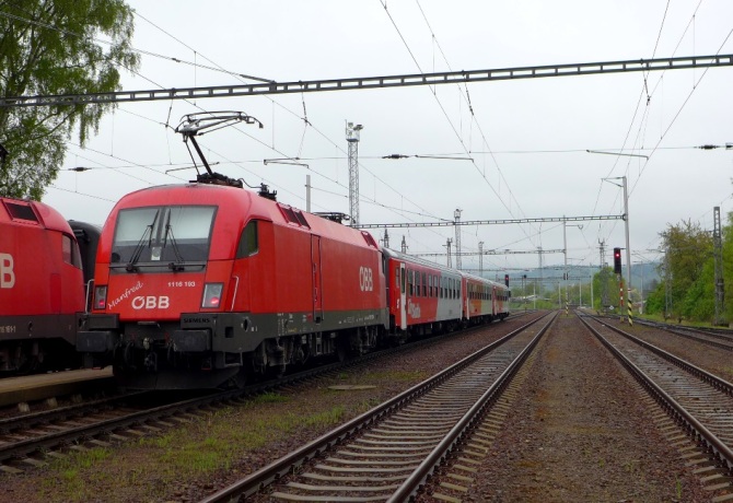 Siemens ES64U2 (1116 193) na czele pociągu osobowego 3885 do Liznu na stacji  Rybník.
