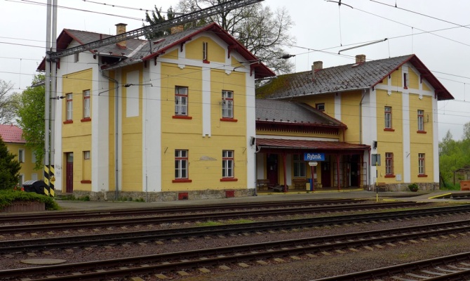 Budynek dworca kolejowego w Rybníku od strony peronów.