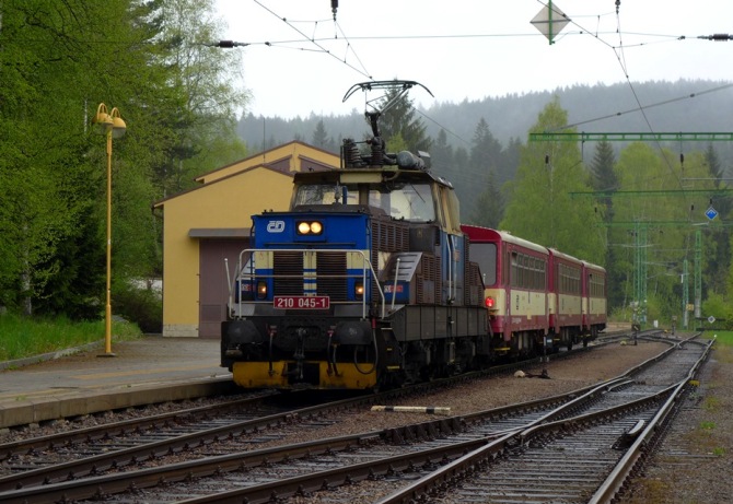 Elektrowóz serii 210 oraz wagony doczepne serii 010 w składzie pociągu osobowego ČD, kursującego na szlaku Rybník - Lipno nad Vltavou.