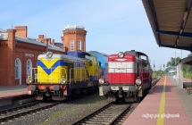 Dwie lokomotywy SU42 na kostrzyńskim dworcu.